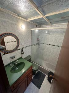 Un baño de Bamuka Hostal