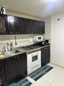 Una cocina o zona de cocina en Bamuka Hostal
