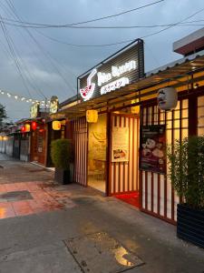 un restaurante con un letrero al lado de una calle en Bamuka Hostal, en Bogotá