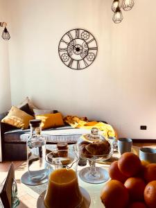 un soggiorno con tavolo e orologio sul muro di Loft sui tetti della cattedrale a Palermo