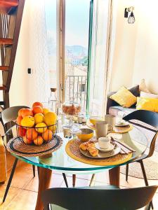 un tavolo di vetro con un cesto di frutta sopra di Loft sui tetti della cattedrale a Palermo