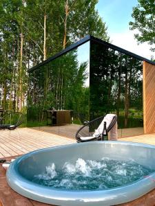 Bazén v ubytování Mimpi Experience Peegelmajad nebo v jeho okolí