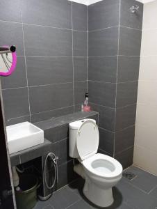 Un baño de DikMin Studio Apartment Pool and Netflix