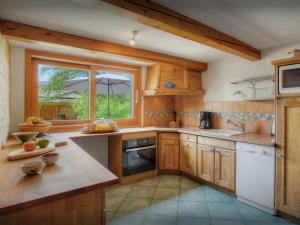 Kuchyň nebo kuchyňský kout v ubytování Chalet Arsene et Lea - OVO Network