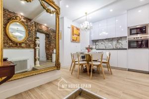 jadalnia z lustrem i stołem w obiekcie MyHouseSpain - Sensacional piso en Malasaña w Madrycie