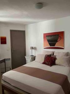 Ένα ή περισσότερα κρεβάτια σε δωμάτιο στο Appartement de charme au pied du château