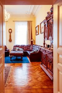 uma sala de estar com um sofá e uma mesa em Apartment Vodičkova 11 em Praga