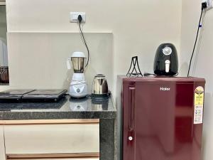 CyberNest Spacious APT in IT hub Hinjewadi的厨房或小厨房