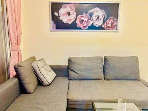 CyberNest Spacious APT in IT hub Hinjewadi的休息区