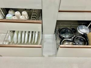CyberNest Spacious APT in IT hub Hinjewadi的厨房或小厨房