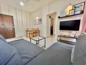 辛加瓦迪CyberNest Spacious APT in IT hub Hinjewadi的配有沙发和平板电视的客厅