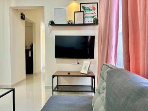 CyberNest Spacious APT in IT hub Hinjewadi的电视和/或娱乐中心