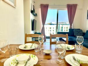 CyberNest Spacious APT in IT hub Hinjewadi的电视和/或娱乐中心