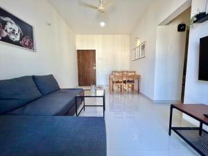 CyberNest Spacious APT in IT hub Hinjewadi的休息区