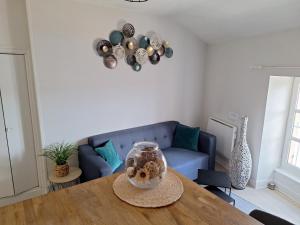 Petit appartement charmant centre Issoire avec jolie Vue - WiFi的休息区