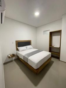 Postel nebo postele na pokoji v ubytování Hotel El Faro - Desayunos incluidos - Manga, Cartagena