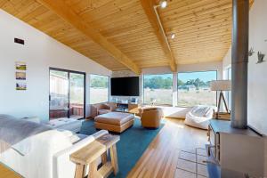 TV a/nebo společenská místnost v ubytování Coffee by the Sea