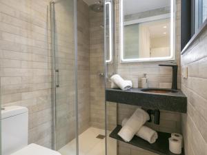 Koupelna v ubytování Sitges Spaces Urban Beach Flat- 3 Bedrooms, 3 Bathrooms, Huge Terrace, Near Beach + 23 fotografií