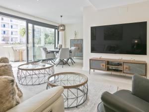 TV a/nebo společenská místnost v ubytování Sitges Spaces Urban Beach Flat- 3 Bedrooms, 3 Bathrooms, Huge Terrace, Near Beach