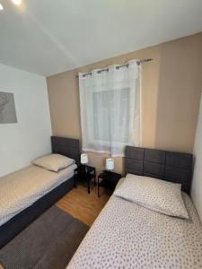 Postel nebo postele na pokoji v ubytování APARTMAN MAOR