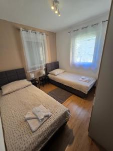 Postel nebo postele na pokoji v ubytování APARTMAN MAOR