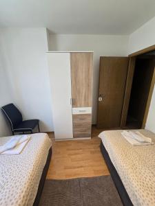 Postel nebo postele na pokoji v ubytování APARTMAN MAOR