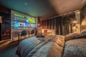 TV a/nebo společenská místnost v ubytování Home Studio Cinéma Privé