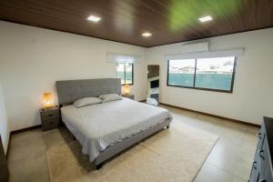 a bedroom with a large bed and a window at Casa del Lago in Repunta