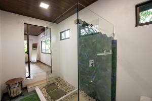 a bathroom with a shower with a glass door at Casa del Lago in Repunta