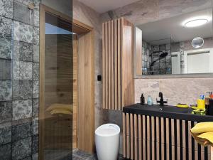 Un baño con lavabo y ducha en Luxury-Wellnessresidence- Altes Kapitänshaus, en Dranske 61 fotos más