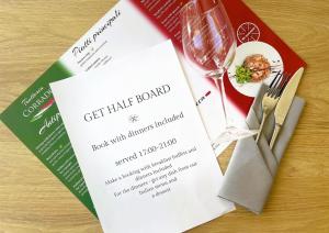 - kolację z kieliszkiem wina i talerzem jedzenia w obiekcie Hotel CONRAD Comfort w Krakowie