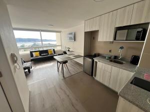 a kitchen and living room with a table and a couch at LA VISTA MAS MARAVILLOSA DE CONCEPCION, ubicación perfecta, precio buenisimo, hermoso y comodo departamento in Concepción