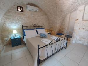 Postel nebo postele na pokoji v ubytování Il Trullo e la Pietra