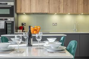 Bond House by Celador Apartments的厨房或小厨房