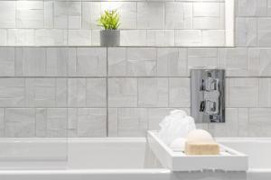 Bond House by Celador Apartments的一间浴室