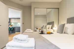 Bond House by Celador Apartments客房内的一张或多张床位