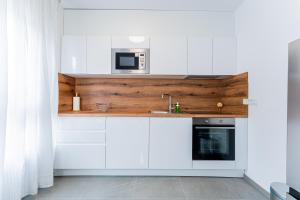 Una cocina o cocineta en Flex SelfCheckIns 100 - Zagreb - 2 Bedrooms - Parking - Loggia