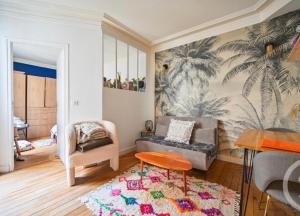 salon z kanapą i krzesłem w obiekcie Appartement cosy quatier Gambetta w Paryżu