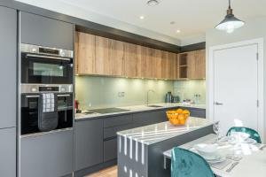 Bond House by Celador Apartments的厨房或小厨房