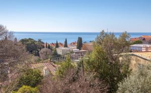 vista su una città con l'oceano sullo sfondo di Room Beta with sea view a Dubrovnik Altre 12 foto