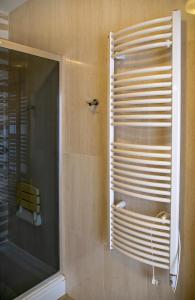 un bagno con doccia con finestra di Room Beta with sea view a Dubrovnik