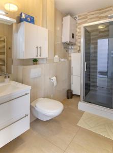 un bagno con wc, lavandino e doccia di Room Beta with sea view a Dubrovnik