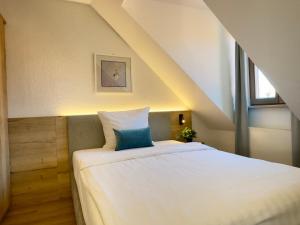 Postel nebo postele na pokoji v ubytování Living & Serviced Apartments by Blauer Wolf + 37 fotografií