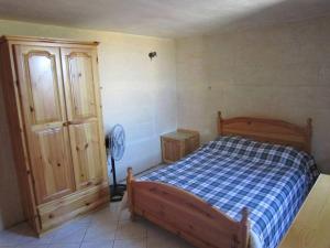 Ένα ή περισσότερα κρεβάτια σε δωμάτιο στο Shared cauchi corner house with roof top pool and pay per use aircondition