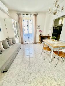 A television and/or entertainment centre at B&B La Dimora di Tommaso Apartment - Dimora storica Bike Friendly