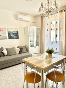 A seating area at B&B La Dimora di Tommaso Apartment - Dimora storica Bike Friendly