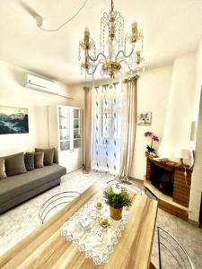 A seating area at B&B La Dimora di Tommaso Apartment - Dimora storica Bike Friendly