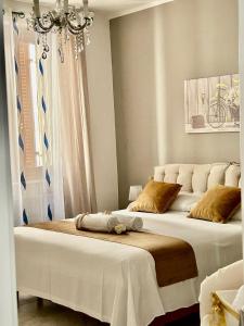 A bed or beds in a room at B&B La Dimora di Tommaso Apartment - Dimora storica Bike Friendly
