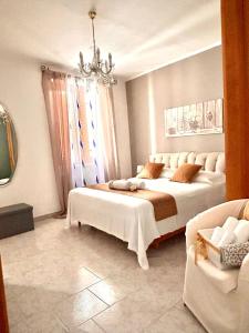 A bed or beds in a room at B&B La Dimora di Tommaso Apartment - Dimora storica Bike Friendly