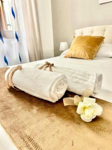 A bed or beds in a room at B&B La Dimora di Tommaso Apartment - Dimora storica Bike Friendly